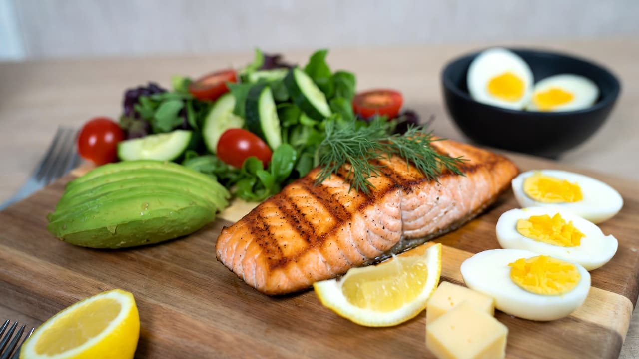 Dieta keto dla początkujących — kompletny przewodnik, jadłospis i lista zakupów